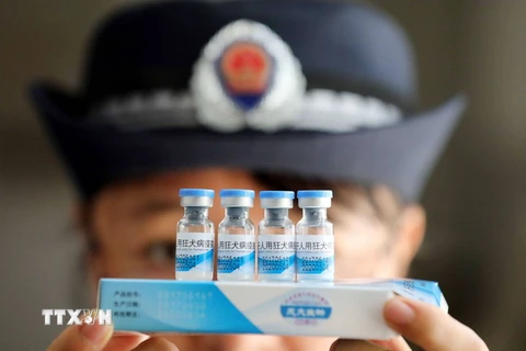 Cảnh sát kiểm tra vắcxin tại một cơ sở ở Rongan của Trung Quốc ngày 23/7. (Ảnh: EPA/TTXVN)