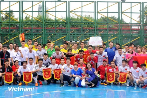 Cầu thủ các đội chụp ảnh lưu niệm trước giải đấu. (Nguồn: Xuân Tuấn-Hoài Nam/VietnamPlus)