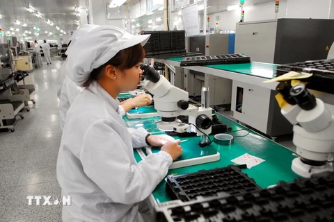 Kiểm tra chất lượng sản phẩm điện tử của Công ty TNHH Myungjin Electronic Vina,100% vốn của Hàn Quốc tại khu công nghiệp Điềm Thụy. (Ảnh: Danh Lam/TTXVN)