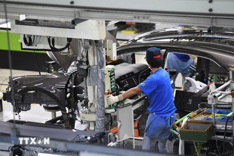 Công nhân làm việc tại một nhà máy sản xuất ôtô ở tỉnh Aichi của Nhật Bản. (Ảnh: AFP/TTXVN)
