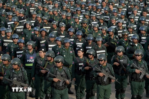 Các lực lượng vũ trang Campuchia tham gia cuộc tổng duyệt an ninh tại Sân vận động Olympic ở thủ đô Phnom Penh ngày 25/7. (Ảnh: AFP/TTXVN)