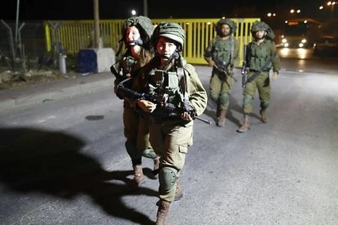 Quân đội Israel tuần tra khu định cư Adam ở Bờ Tây bị chiếm đóng, ngay sau một cuộc tấn công bằng dao. (Nguồn: AFP)