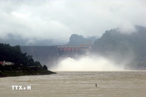 Thủy điện Hòa Bình mở cửa xả đáy số 3 ngày 14/7 vừa qua. (Ảnh: Thanh Hải/TTXVN)