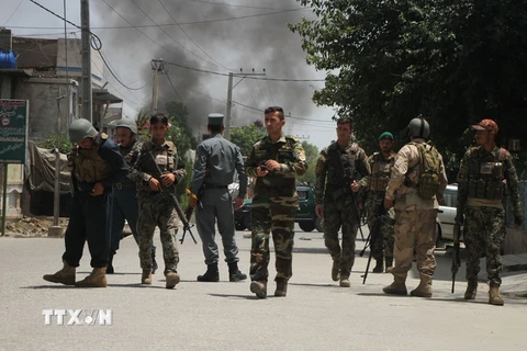 Lực lượng an ninh phong tỏa hiện trường vụ tấn công trung tâm đào tạo hộ lý ở Jalalabad, Afghanistan ngày 28/7. (Ảnh: THX/TTXVN)