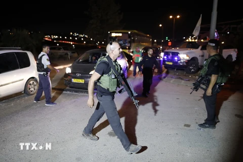 Lực lượng an ninh Israel được huy động tới khu định cư Adam sau khi xảy ra vụ tấn công bằng dao ngày 26/7. (Ảnh: AFP/TTXVN)