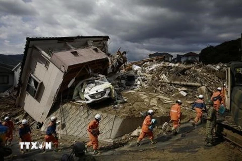 Lực lượng cứu hộ khắc phục hậu quả mưa lũ và lở đất ở Kumano, tỉnh Hiroshima ngày 9/7 vừa qua. (Ảnh: Kyodo/TTXVN)