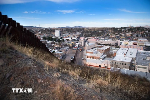 Hàng rào biên giới phân định ranh giới giữa Nogales, bang Arizona của Mỹ với Nogales thuộc Mexico. (Ảnh: AFP/TTXVN)
