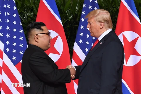 Tổng thống Mỹ Donald Trump (phải) và nhà lãnh đạo Triều Tiên Kim Jong-un tại hội nghị thượng đỉnh ở Singapore ngày 12/6 vừa qua. (Ảnh: AFP/TTXVN)