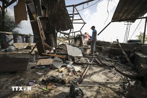 Một căn cứ của Phong trào Hamas bị quân đội Israel nã đạn pháo ở miền đông thành phố Gaza ngày 26/7 vừa qua. (Ảnh: THX/TTXVN)