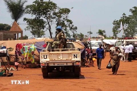 Lực lượng gìn giữ hòa bình tuần tra tại thị trấn Bria của Cộng hòa Trung Phi. (Ảnh: AFP/TTXVN)