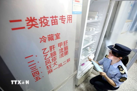 Nhân viên thực thi pháp luật thuộc Cơ quan quản lý và giám sát thị trường kiểm tra việc cung ứng vắcxin tại Dung An, khu tự trị dân tộc Choang Quảng Tây, Trung Quốc ngày 23/7 vừa qua. (Ảnh: EPA/TTXVN)
