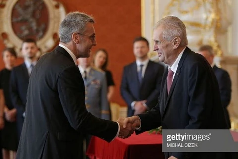 Bộ trưởng Quốc phòng Séc Lubomir Metnar (bên trái) và Tổng thống Séc Milos Zeman. (Nguồn: Getty Images)