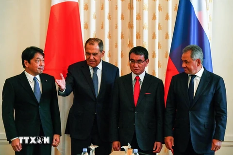 Bộ trưởng Quốc phòng Nhật Bản Itsunori Onodera, Ngoại trưởng Nga Sergei Lavrov, Ngoại trưởng Nhật Bản Taro Kono và Bộ trưởng Quốc phòng Nga Sergei Shoigu tại cuộc đàm phán theo cơ chế "2+2" ở Moskva, ngày 31/7. (Ảnh: AFP/TTXVN)