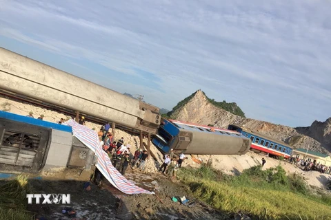 Ngày 24/5 vừa qua, đoàn tàu khách SE19 va chạm với ôtô tải chở đá tại khu gian Khoa Trường, Trường Lâm, tỉnh Thanh Hóa khiến 6 toa xe bị đổ lật, làm 2 chết, 14 người bị thương. (Ảnh: TTXVN phát)