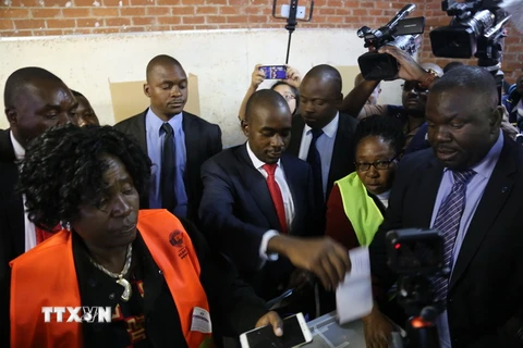 Lãnh đạo đảng đối lập MDC Nelson Chamisa (giữa) bỏ phiếu tại điểm bầu cử ở Kuwadzana, Harare, ngày 30/7 vừa qua. (Ảnh: THX/TTXVN)
