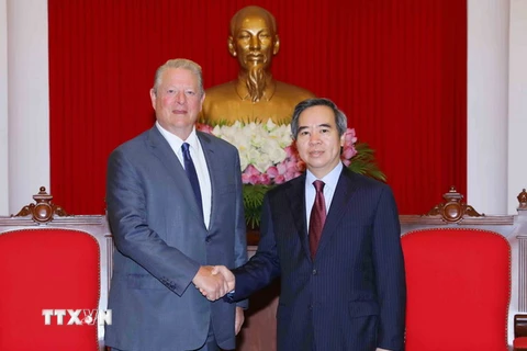 Trưởng ban Kinh tế Trung ương Nguyễn Văn Bình và cựu Phó Tổng Thống Hoa Kỳ Al Gore. (Ảnh: Phương Hoa/TTXVN)