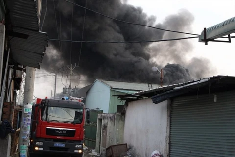 Bình Dương: Cháy lớn ở công ty hóa chất, nhiều người dân hoảng loạn