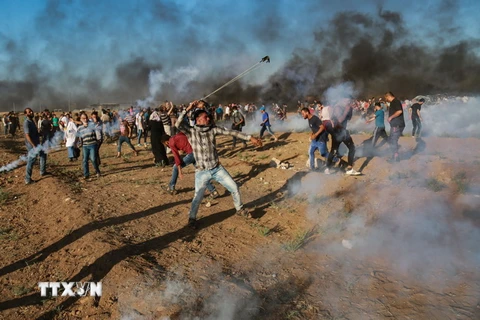 Đụng độ giữa người biểu tình Palestine và binh sỹ Israel tại biên giới Israel-Dải Gaza ngày 27/7 vừa qua. (Ảnh: THX/TTXVN)