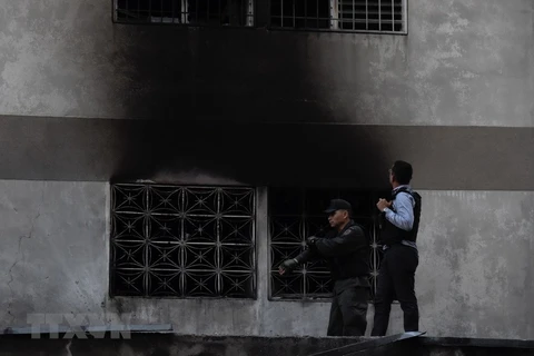 Lực lượng an ninh Venezuela phong tỏa hiện trường vụ ám sát bất thành. (Ảnh: AFP/TTXVN)