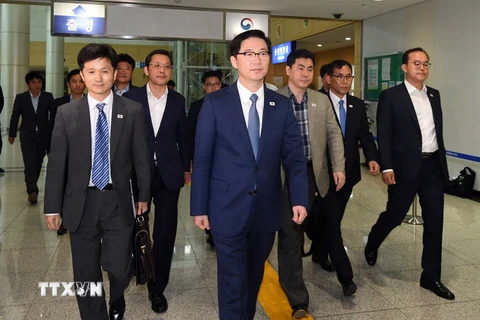 Nhóm quan chức Hàn Quốc được cử sang thị trấn Kaesong để kiểm tra các cơ sở sẽ được dùng làm văn phòng liên lạc liên Triều ngày 8/6 vừa qua. (Ảnh: Yonhap/TTXVN)
