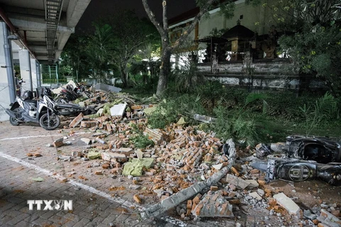 Hiện trường đổ nát sau trận động đất 7.0 độ Richter ở Denpasar, Bali, Indonesia ngày 5/8. (Ảnh: EPA/TTXVN)