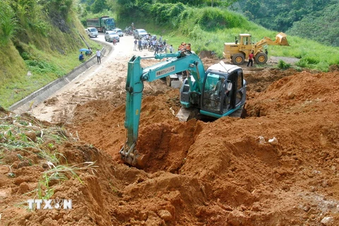 Quốc lộ 279 đoạn từ xã Bảo Hà tới thị trấn Phố Ràng, tỉnh Lào Cai bị chia cắt hoàn toàn do sạt lở đất. (Ảnh: Quốc Khánh/TTXVN)