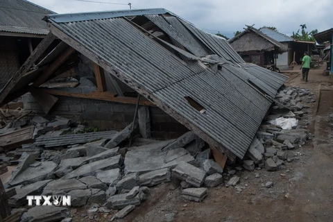 Cảnh đổ nát sau trận động đất ở làng Sajang, đảo Lombok của Indonesia ngày 31/7 vừa qua. (Ảnh: THX/TTXVN)