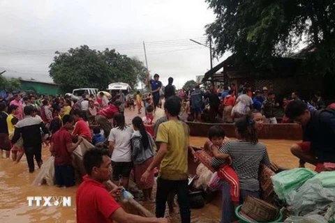 Người dân sơ tán khỏi khu vực ngập lụt sau sự cố vỡ đập thủy điện ở tỉnh Attapeu, Lào ngày 24/7 vừa qua. (Ảnh: KPL/TTXVN)