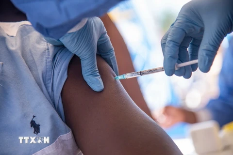 Nhân viên y tế tiêm vắcxin phòng Ebola cho người dân ở Mbandaka, CHDC Congo ngày 21/5 vừa qua. (Ảnh: AFP/TTXVN)