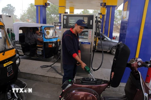 Nhân viên bơm xăng tại một trạm bán xăng dầu ở Cairo của Ai Cập. (Ảnh: THX/TTXVN)