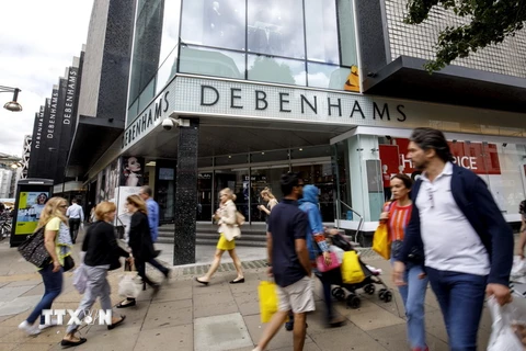 Người dân mua sắm tại khu Oxford ở trung tâm London. (Ảnh: AFP/TTXVN)