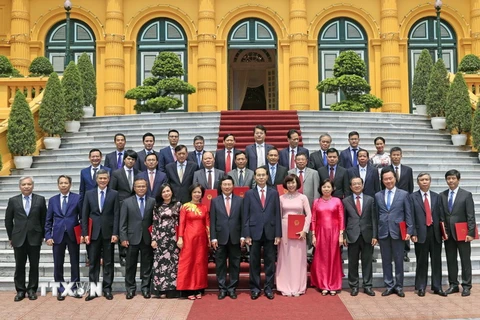Chủ tịch nước Trần Đại Quang chụp ảnh chung với các Đại sứ, Trưởng đại diện cơ quan ngoại giao Việt Nam ở nước ngoài. (Ảnh: Nhan Sáng/TTXVN)