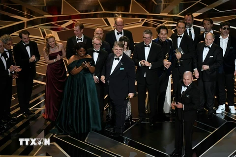 Đạo diễn Guillermo del Toro (giữa) cùng các diễn viên và đoàn làm phim "The Shape of Water" nhận giải thưởng danh giá "Phim điện ảnh xuất sắc nhất" tại Lễ trao giải Oscar 2018. (Ảnh: AFP/TTXVN)