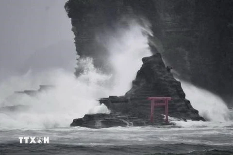 Sóng biển dâng cao khi bão Jongdari đổ bộ vào vùng biển tỉnh Chiba, Nhật Bản ngày 28/7 vừa qua. (Ảnh: Kyodo/TTXVN)