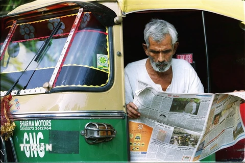 Ông Sitaram Misra, 66 tuổi, một lái xe tải, đang chờ khách hàng tại New Delhi. (Ảnh: AFP/TTXVN)