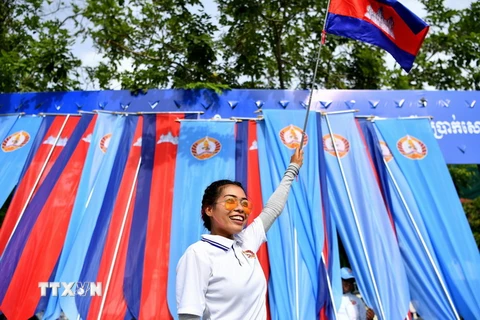 Ủng hộ Thủ tướng Campuchia Hun Sen và Đảng Nhân dân Campuchia tại một cuộc mít tinh ở thủ đô Phnom Penh. (Ảnh: AFP/TTXVN)