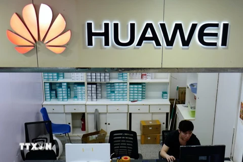 Biểu tượng Huawei tại một cửa hàng ở Thượng Hải của Trung Quốc. (Ảnh: AFP/TTXVN)