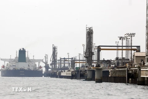 Tàu chở dầu của Iran cập cảng trên đảo Khark ở ngoài khơi vùng Vịnh Persian. (Ảnh: AFP/TTXVN)