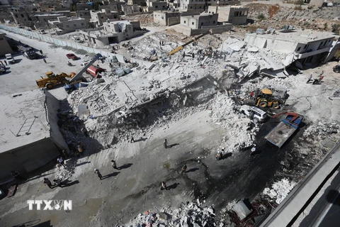 Hiện trường đổ nát sau vụ nổ kho vũ khí ở tỉnh Idlib, Syria ngày 12/8 vừa qua. (Ảnh: AFP/TTXVN)