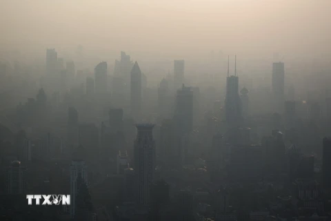 Khói bụi bao phủ thành phố Thượng Hải của Trung Quốc. (Ảnh: AFP/TTXVN)