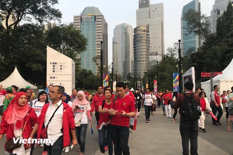 Nhiều người chọn màu áo đỏ và trắng là màu quốc kỳ của Indonesia. (Ảnh: Đỗ Quyên/Vietnam+)
