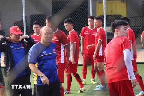 Huấn luyện viên Park Hang Seo và các cầu thủ Olympic Việt Nam tập tại sân Samsung thuộc Tây Java của Indonesia. (Ảnh: Trọng Tuệ/TTXVN)