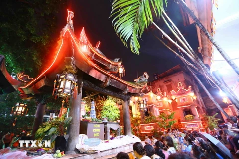 Rất đông người dân tham dự lễ cầu an, báo hiếu tại chùa Phúc Khánh, Hà Nội. (Ảnh: Quang Quyết/TTXVN)