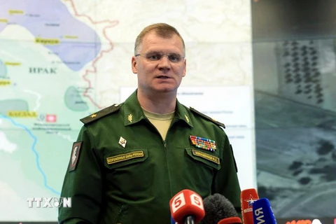 Phát ngôn viên Bộ Quốc phòng Nga, Thiếu tướng Igor Konashenkov trong một cuộc họp báo về Syria. (Ảnh: ITAR-TASS/TTXVN)