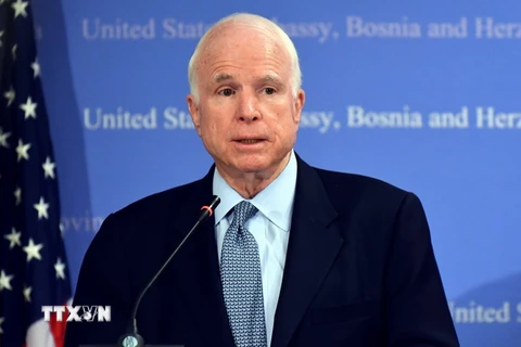 Thượng Nghị sỹ John McCain trong cuộc họp báo tại Đại sứ quán Mỹ ở Sarajevo tháng 4/2017. (Ảnh: AFP/TTXVN)