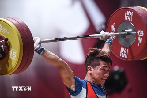 Lực sỹ Trịnh Văn Vinh thi đấu hạng 62kg nam môn cử tạ ASIAD 2018 ở Jakarta, Indonesia ngày 21/8 vừa qua. (Ảnh: THX/TTXVN)