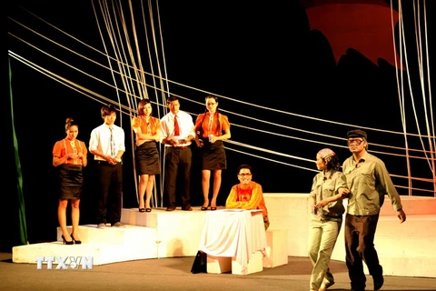 Nhà hát Tuổi trẻ đã trình diễn ra vở kịch “Cô gái đội mũ nồi xám” của cố tác giả: Lưu Quang Vũ. (Ảnh: Trần Thanh Giang/TTXVN)
