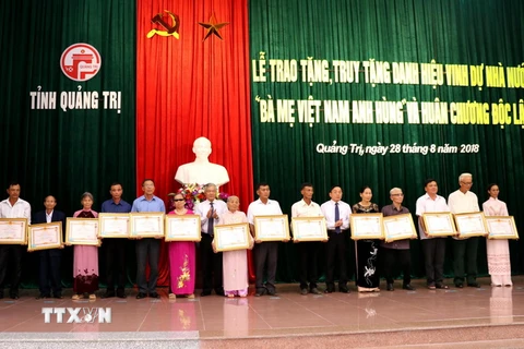 Lãnh đạo tỉnh Quảng Trị trao tặng và truy tặng danh hiệu Bà mẹ Việt Nam Anh hùng. (Ảnh: Nguyên Lý/TTXVN)
