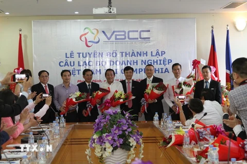 Ban Chấp hành Câu lạc bộ Doanh nghiệp Việt Nam tại Campuchia ra mắt. (Ảnh: Chanh Đa/TTXVN)