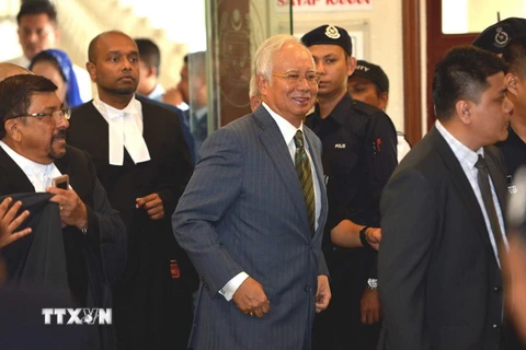 Cảnh sát áp giải cựu Thủ tướng Malaysia Najib Razak (giữa) tới phiên tòa ở Kuala Lumpur của Malaysia ngày 8/8 vừa qua. (Ảnh: THX/TTXVN)